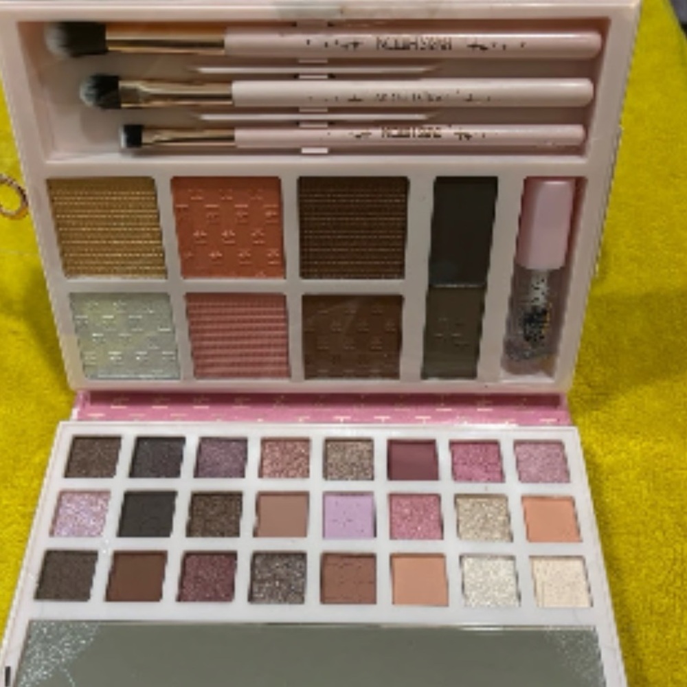 Paris Hilton Pink Face & Eye Palette - Picture 3 of 3